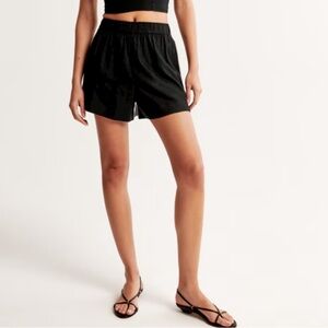 Abercrombie linen blend pull on short. High rise. Size medium. Black. NWT.